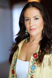 Stykket fremføres av Cheri Maracle som er skuespiller, sanger og låtskriver fra Six Nations Ontario i Canada. Cheri har turnert i Canada, USA og Europa i over tjue år, og er nominert til flere priser.