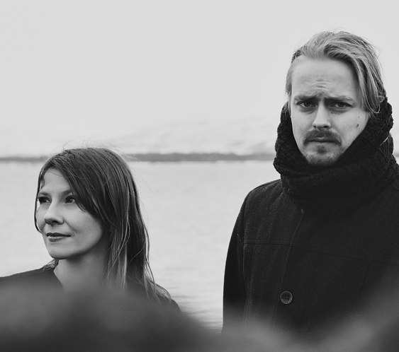 Akkompagnert av tradisjonelle rangler og stødige trommerytmer høres disse seks damene ut som et helt kor! Six Nations Women Singers representerer Årets nordlige folk.