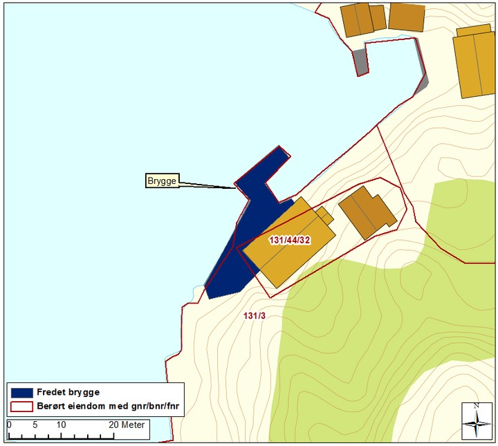 Side 3 BRYGGE Bygningsnr: Gnr/bnr: 131/1-13 Oppført: AskeladdenID: 175314-3 Referanse i landsverneplanen: Bygning 8027 Fredning bygning Fredningen omfatter bryggen og inkluderer hovedelementer som