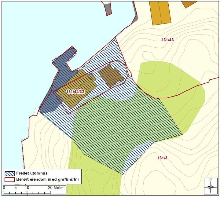 Side 6 UTOMHUS Bygningsnr: Gnr/bnr: 131/1-13, 44/32 Oppført: AskeladdenID: 175314-4 Referanse i landsverneplanen: Bygning 9903573 Fredning utomhus Fredningen omfatter anleggets arealer, terreng, hage