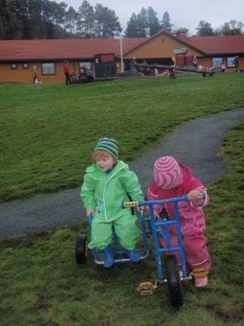 Noen drar på tur, noen er inne og har en aktivitet/ lek, og noen er ute på formiddagen.