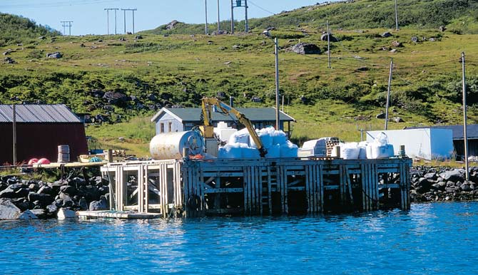 På Kvaløysiden, hvo veien Hammefest Alta gå langs standen, e det en del bebyggelse. Stømmen i Vagsundet sette NE-ove fa ca time fø høyvann til ca time ette høyvann og elles i motsatt etning.