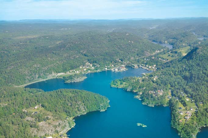 KAPITTEL III Lyngø Toungen (Sjøkat n, og ) ALMINNELIG OMTALE Langs denne kyststekningen e det vanskelig fo ukjente å ta ut gode, natulige kjenningsmeke, da de tallike holme og skjæ utenfo kysten gå i