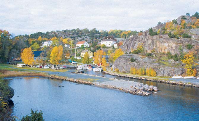 KAPITTEL III Favannet W av BORØYA sett fa SE. BJØRKA VARDE i fokant () Foto: Eiliv Leen sølebunn, fotøyningsmulighete, luftsenn m! I den lille kilen S fo, m dybde i løet og, m å bukta.