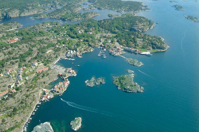 Dybden i havna - m, søle- og sandbunn. Væ omeksom Foto: Eiliv Leen å avløsledning langs midten av kilen! Havna e et idyllisk omåde med svabeg og fotøyningsbolte. En god del bebyggelse.