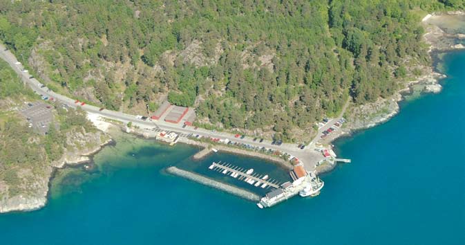 KAPITTEL III b) d) e) a) Hestøya SAGESUND, Tvedestand i bakgunnen, sett fa SE () Foto: Eiliv Leen Ved Sagesund, Fjodvekstedet AS, maina med bunkes, gass, kiosk, dusj, WC, vaskemaskin.