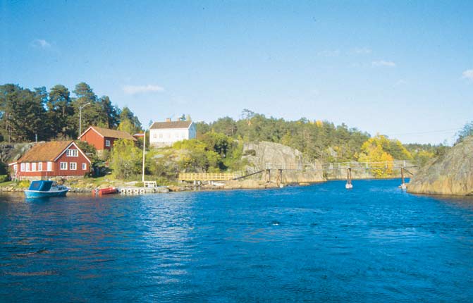 f KAPITTEL III Oksefjoden Toungen Sjøkat n ) Småbåtleia å innsiden (W-siden) av Tvedalsøya og Flostaøya Det gå ei fin og skjemet småbåtlei ned Eikelandsfjoden, å innsiden av Tvedalsøya og videe