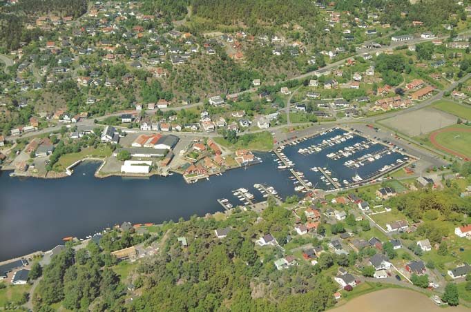 KAPITTEL IV Tekst ettet a GRIMSTAD sett fa S () Foto: Eiliv Leen Gimstad (sjøkat n ) Gimstad by, å W-siden av Gosfjoden, ha ca innbyggee ().