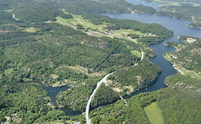 KAPITTEL V Lillesand Kistiansand (Sjøkat n, og ) ALMINNELIG OMTALE W-ove fa Gimstad ha kysten en me gålig fage i motsetning til den famtedende, ødbune fagen å kysten mellom Gimstad og Sømskilen.