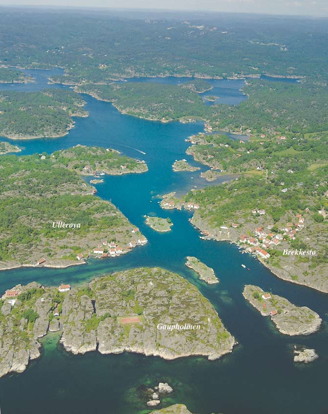 KAPITTEL V ULVØYSUND sett fa SW () å S-siden med fotøyningsbolte, toalett og søelbokse. Fin badestand. Bygge fo baugfotøyning.