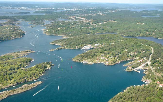 KAPITTEL V GRØNNINGEN FYR sett fa SW () Foto: Eiliv Leen containe. Båtutsty og båtolag. Reaasjon av motoe, last-, te- og stålskog. Innendøs båtolag. I kilen innenfo bua, Søylekilen Båthavnlag.