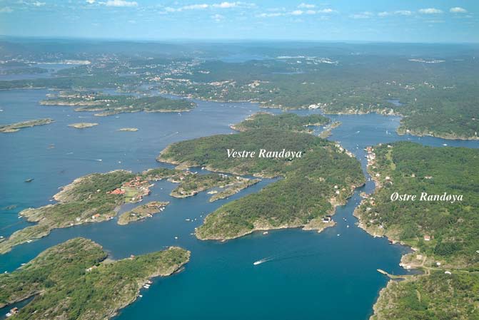 N i Lyngøysundet, å Pestøya, Kistiansand Motobåtklubb, klubbhus og båttillegg kun fo medlemme. E av motobåtklubben, + m vinkelbygge av te. Flytebygge, dybde fa SE,-, m og,-,-, m.