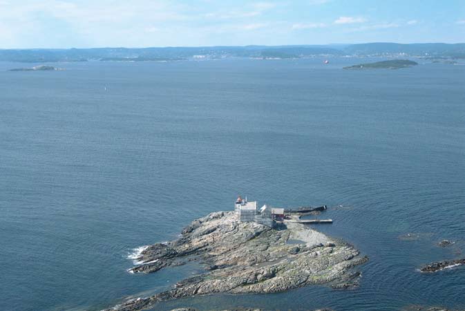 KAPITTEL V KRISTIANSAND, VESTERHAVN, sett fa SE () Foto: Eiliv Leen Vestehavn. Oljekaia (kai ), m betongkai, dybde fa S (,)-,-,-,-,-(,) m. Diesel- og vannfylling (Shell).