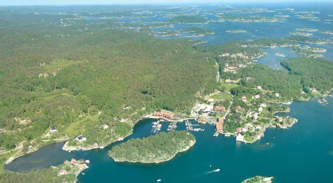 I kilen å Uvå, idyllisk omåde med ove m i innseilingen og - m i havna, sandbunn. Flee tetillegg å E siden av kilen med dybde,-, m. Fiaeal med fine svabeg, toalette og søelbokse.