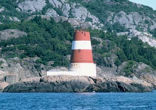 KAPITTEL VIII a) b) c) d) EGERSUND, inde havn, sett fa E () Foto: Eiliv Leen. m kommunal betongkai, dybde fa W,-,-,-, m. Videe oove, båtfoeninge med flytebygge. Tuistinfomasjon.