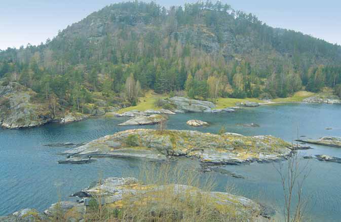 KAPITTEL II VALSUND sett fa NE () Foto: Katveket Fa Stavnesfjoden og til Kjømannsfjoden gå det et smalt lø gjennom Valsund med bedde - m og dybde, m.