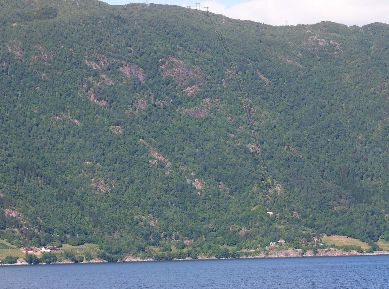 Opplevingsverdi Kvernhusgilet ligg eksponert til som ein del av den nordlege veggen i det store landskapsrommet langs denne delen av Sognefjorden. Kraftlina fylgjer rasretninga ned lisida.