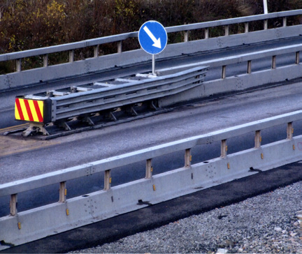 ARBEIDSVARSLING / SIKRINGSUTSTYR QuadGuard CEN flyttbar støtpute på stålplate Rekkverksender skal ikke utgjøre en skaderisiko som kan medføre alvorlige personskader ved påkjørsel ved at kjøretøyet