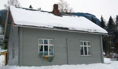 Historia om Sandtorp Huset Sandtorp i Sigurdvegen på Harpefoss vart bygd i 1930. Eigar var Anna Iversen, født 12.12.1881.