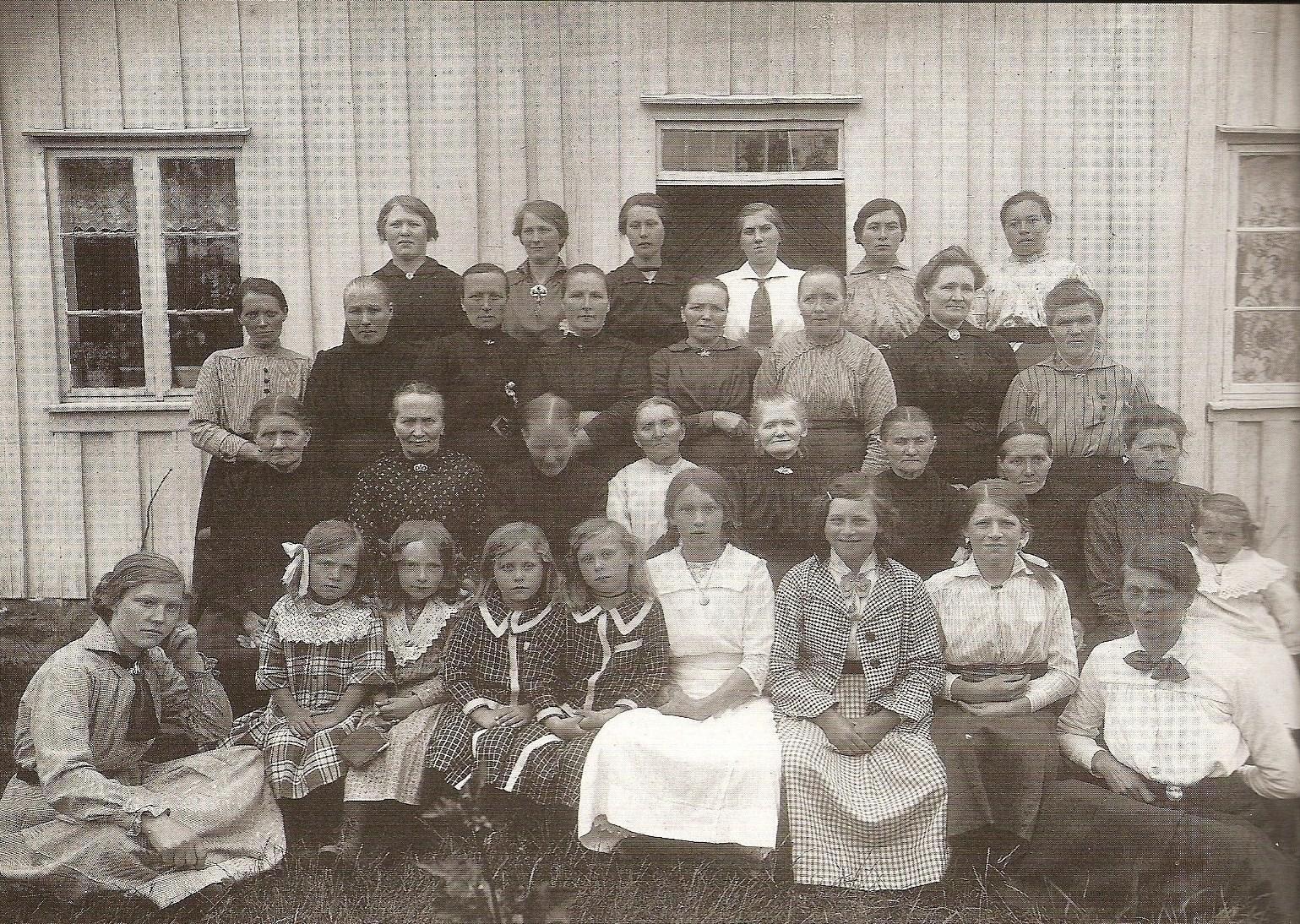Ytre Egeland kvinneforening utenfor huset til Lise og Jens Egeland i 1916. De arbeidet for Kinamisjonen (senere Norsk Luthersk Misjonssamband).