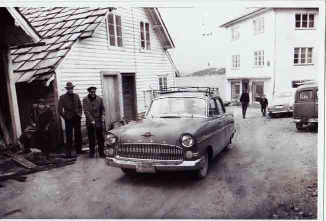 USKEDALSPOSTEN Side 27 Dette er den nærmast uslitelege grøne Opel Kapitän 1956 som Bjarne stadig mekka på bilen når noko var gale. Ein tidlegare passasjer meiner den var like god heilt til slutten.