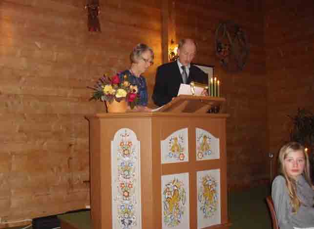 USKEDALSPOSTEN Side 9 Jon Harald Kjærland og Sella Hjønnevåg på jubileumsfesten, der dei hadde historiske tilbakeblikk rundt bedehuset og indremisjonen i Uskedal.