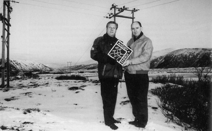 Styreformann Tore Malvik og everksjef Svein Pettersen markerer navnebytte (1994) til Andøy Energi AS. betaler de fastsatte avgifter, såkalt «third part of access».