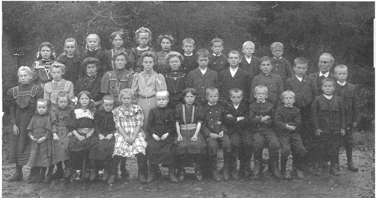 I'.) l> :c < m Z H 0 LTANE SKOLE 1908. I f(jrste rekke fra venstre: 1 lohanne Gundersen. 2 Anna Gundersen. 3 Astri K. Haugholt. 41ngeborg Thon. 5 Dina Lansverk. 6 Sigrid Holtane. 7 Gudrun Haugholt.