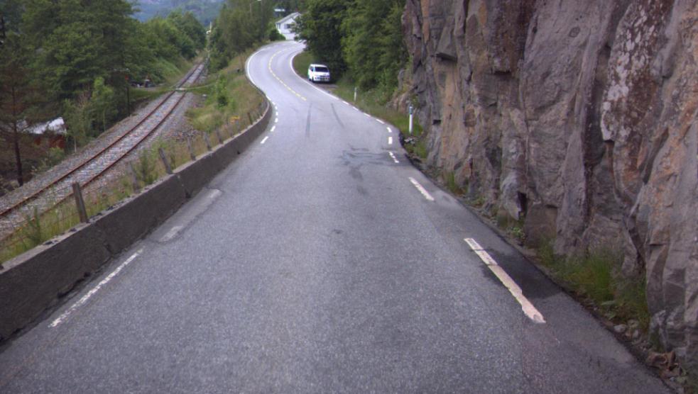 FIGUR 42 SMAL VEG MED MANGELFULL DRENERING PÅ FV 953 I FLEKKEFJORD KOMMUNE (FOTO: STATENS VEGVESEN) Det er 16 fylkesvegtunneler i Vest-Agder, med et samlet registrert behov på om lag 145 mill.