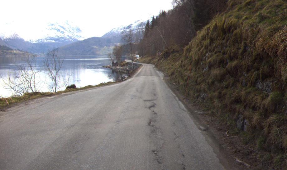 FIGUR 55 SMAL VEG MED DÅRLIG DRENERING OG SKADET DEKKE PÅ FV 60 I STRYN KOMMUNE (FOTO: STATENS VEGVESEN) FIGUR 56 SKADET VEGDEKKE PÅ DEN LAVTRAFIKKERTE FV 700 NÆR SANDANE (FOTO: STATENS