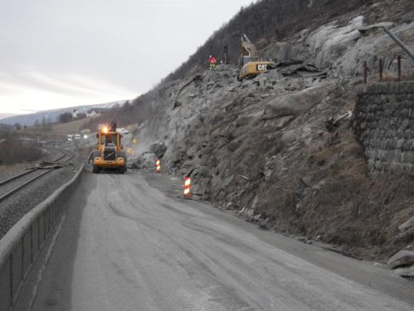 utvide vegbredden og etablere egnet drenssystem. Kostnaden til dette konkrete tiltaket på fv 78, som allerede er under utførelse, er ikke inkludert i det kartlagte behovet for fylkesveg i Nordland.