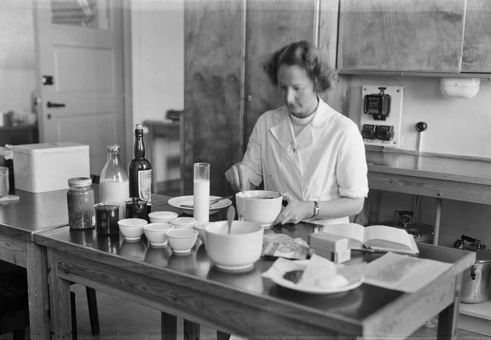 HISTORISKE BILDER Det vitenskapelige kjøkken Bildene tilhører Oslo Museum og er tatt på Statens lærerinneskole i husstell i 1945/46.