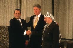 Den gir palestinerne selvstyre på deler av Vestbredden og Gazastripen. 2000: Israels statsminister Ehud Barak tilbyr palestinerne selvstyre på Gazastripen og det meste av Vestbredden.