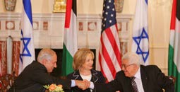 Foran fjernsynsaparatene satt millioner av mennesker og trodde ikke sine egne øyne: PLO og Israel hadde gått fra å være bitre fiender den ene dagen - til å bli politiske partnere den andre.