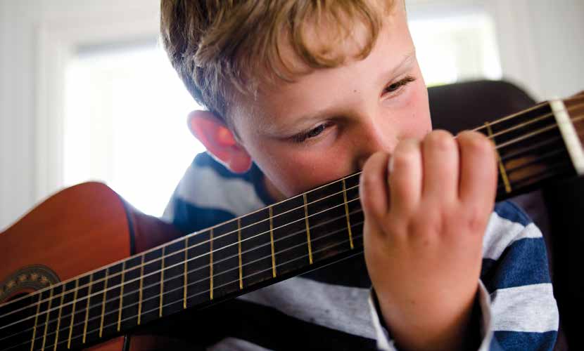 NYE RIFF: Emil har nettopp lært sine første gitargrep. Hvis du er trygg, så tør du Selv om tvillingene har synshemninger, har ikke Tage og Hege overdrevet sikkerhetstiltakene hjemme.