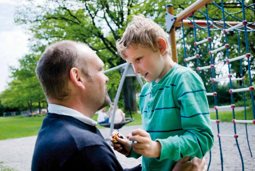 PAPPA, PAPPA, PAPPA! Ola har mye å fortelle fra siste skoledag før sommerferien.