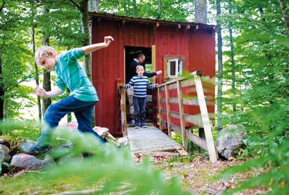 HYTTE I TRETOPPENE: Ved å ta i mot hjelp, får Tage og Hege overskudd til å gi Ola (t.v.) og Emil en aktiv barndom.