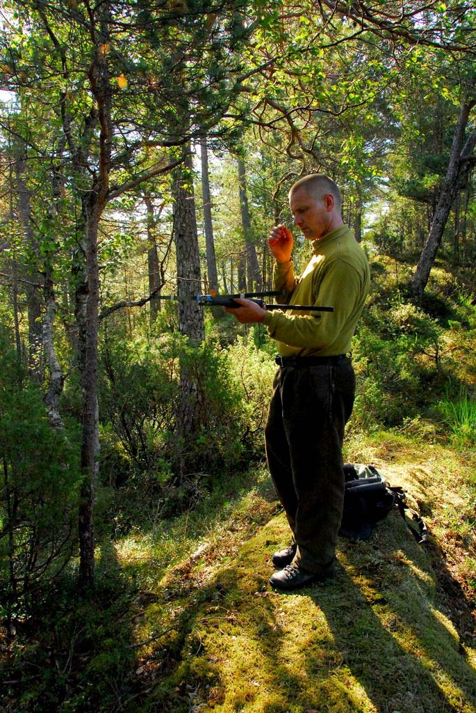 For å skaffe til veie hundeekvipasjene fikk vi hjelp fra NKK og NJFF. ne ble rekruttert fra nærmiljøet for å spare transportutgifter.