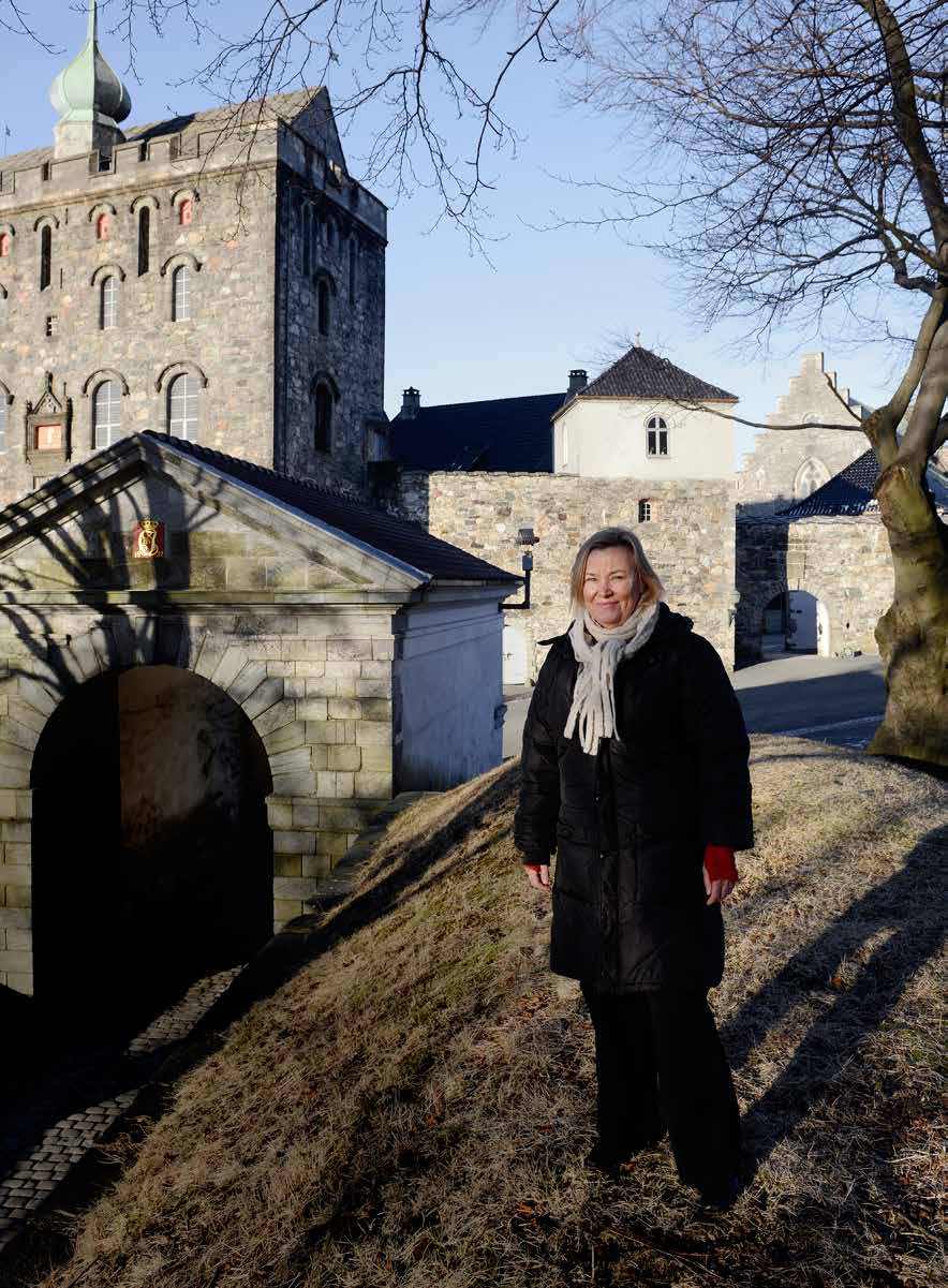 Lysdesignfirmaet Zenisk har laget to forslag til belysning av bygget der ett fremhever den geometriske formen i arkitekturen og strukturen i den grønne overflaten.