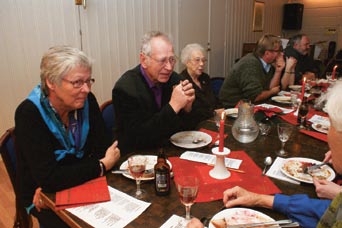 folk koste seg med god mat, fin musikk og trivelig