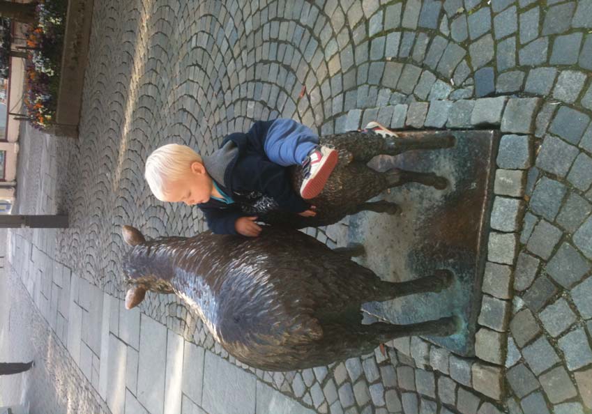 Tanken er å gi de en fin solrik plass, hvor de kan leke trygt mens foreldrene er komfortable.