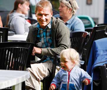 Gården ligger idyllisk til ned mot Trysfjorden