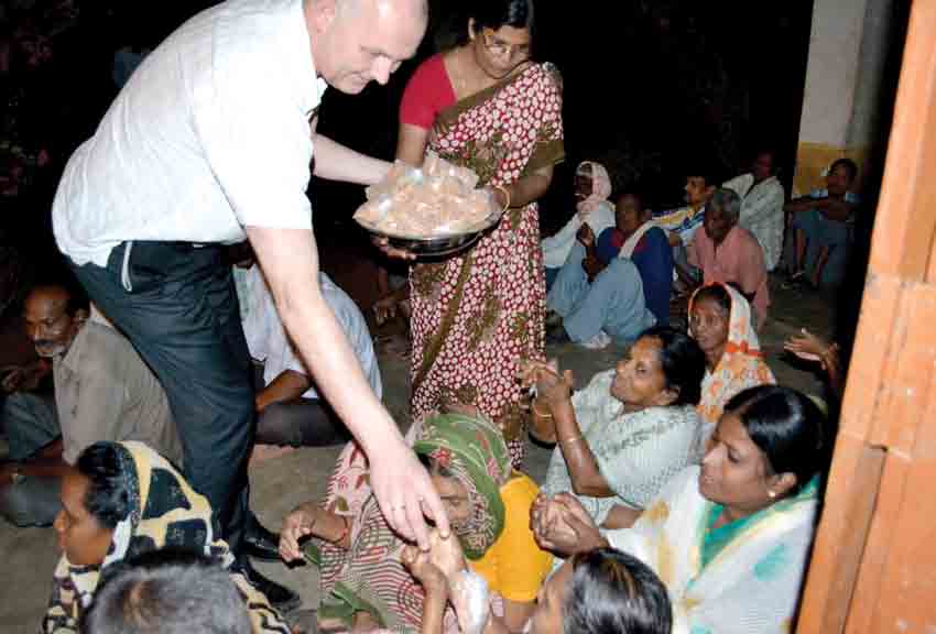 india india helt forkrøplede hender, noen hadde ikke hender i det hele tatt. Noen hadde lammelser i ansiktet og hadde et helt mimikkløst uttrykk. Det var et ytterst grotesk syn.