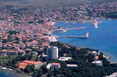 Kroatia med fly! 15 Møt sommeren i Kroatia og Vodice. Landet med den vakre kysten og det klare vannet. Vodice er en turistby hvor vi møter lokalbefolkningen i gatene og på restauranter.