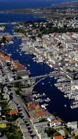 Videre går turen til Odda, videre gjennom Folgefonntunnellen og til Rosendal Fjordhotell for middag og overnatting.