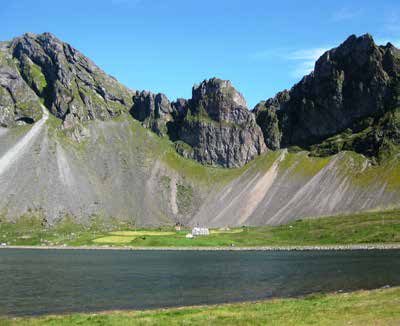 Dag 3: Torshavn, Færøyene, utflukt Skipet anløper Torshavn på Færøyene på morgenen. Etter frokost, formiddagsutflukt via Streymoy og Eysturoy. Kl. 14.