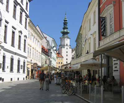 7 største innsjøen i sentral Europa. Vi kommer til Budapest og tar inn på Hotel Novotel Budapest Centrum. Dag 10: Budapest Vi starter dagen med en rundtur med lokalguide.