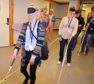 Med stokk, berøring og følbare ledere i gulvet jobber vi oss gjennom korridorer, opp og ned trapper. Med bind for øynene går vi gjennom hinderløyper og blir sendt over Hurdalssjøen i zip-line.