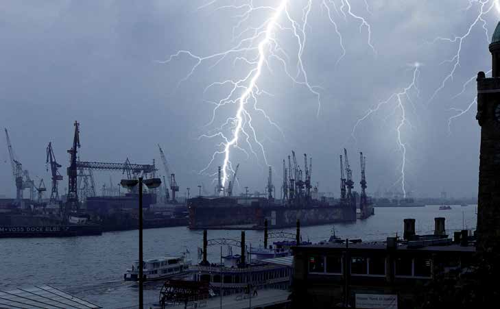 Men katastrofen kommer også fra innsiden Spenninger som overstiger grensene Og i langt større grad enn fra himmelen. Uansett hvor elektrisitet er brukt, vil det også bli slått av og på.