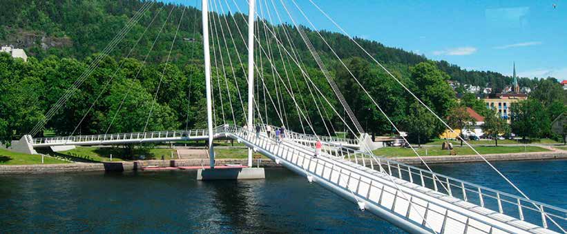 Det var en gang. For få år siden gikk trafikken rett igjennom sentrum. Nå satser Drammen på gang- og sykkelstier. Men samtidig øker trafikken. Foto: Petter Hol å dra andre steder, sier Tønnesen.